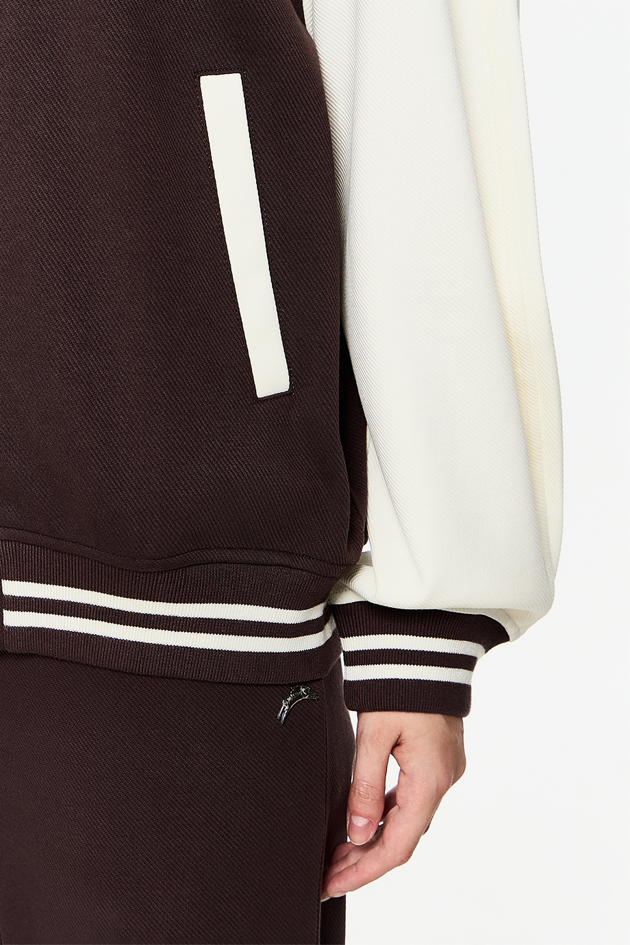 Бомбер трикотажный с вышивкой