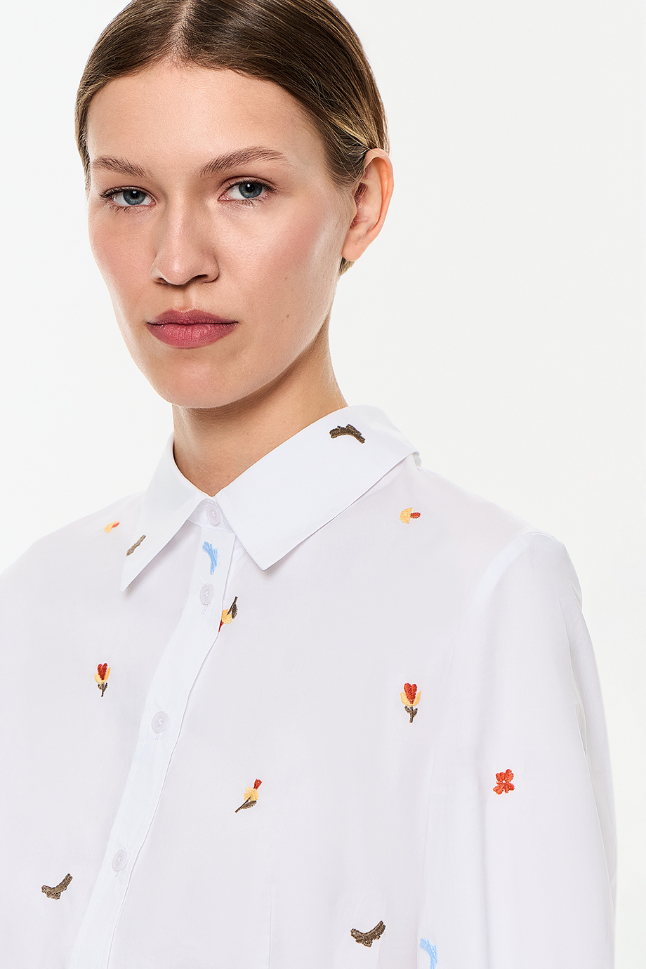 Рубашка прилегающая с вышивками