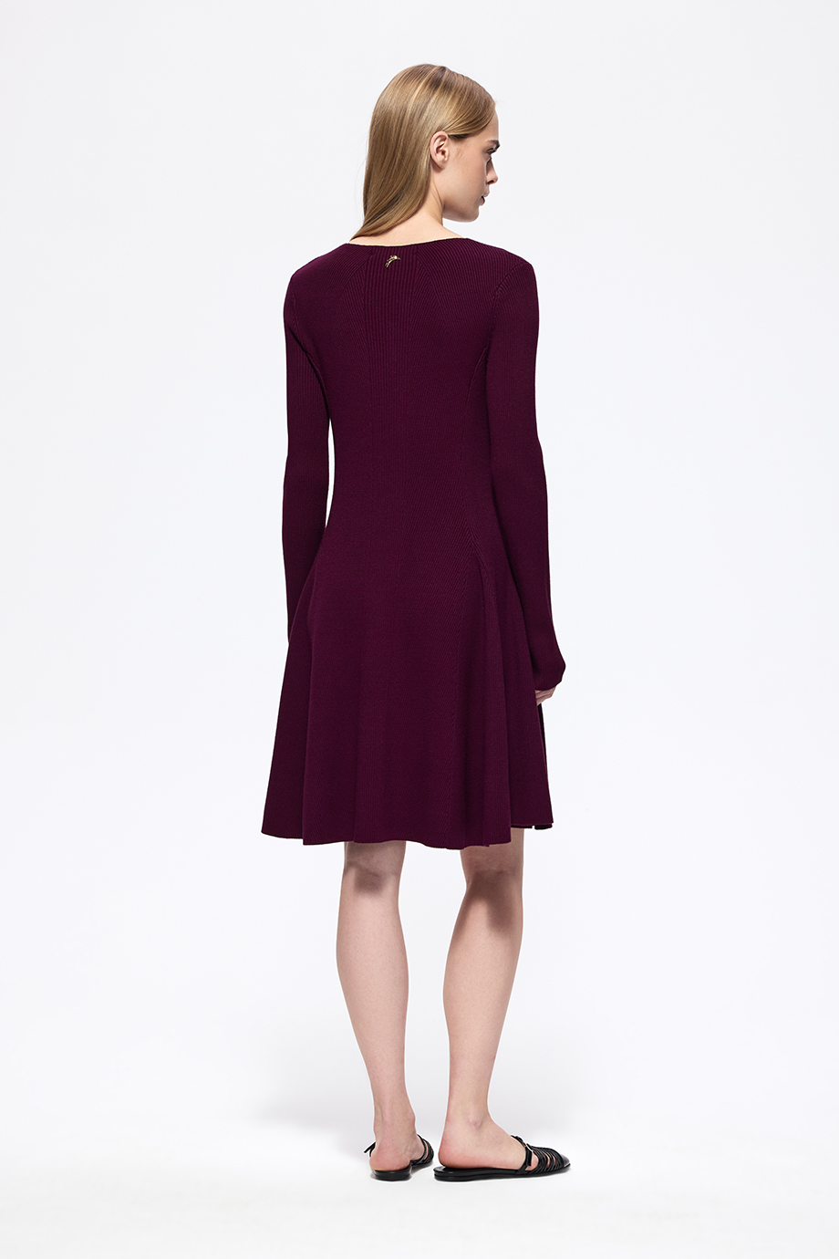 Вязаное расклешенное платье