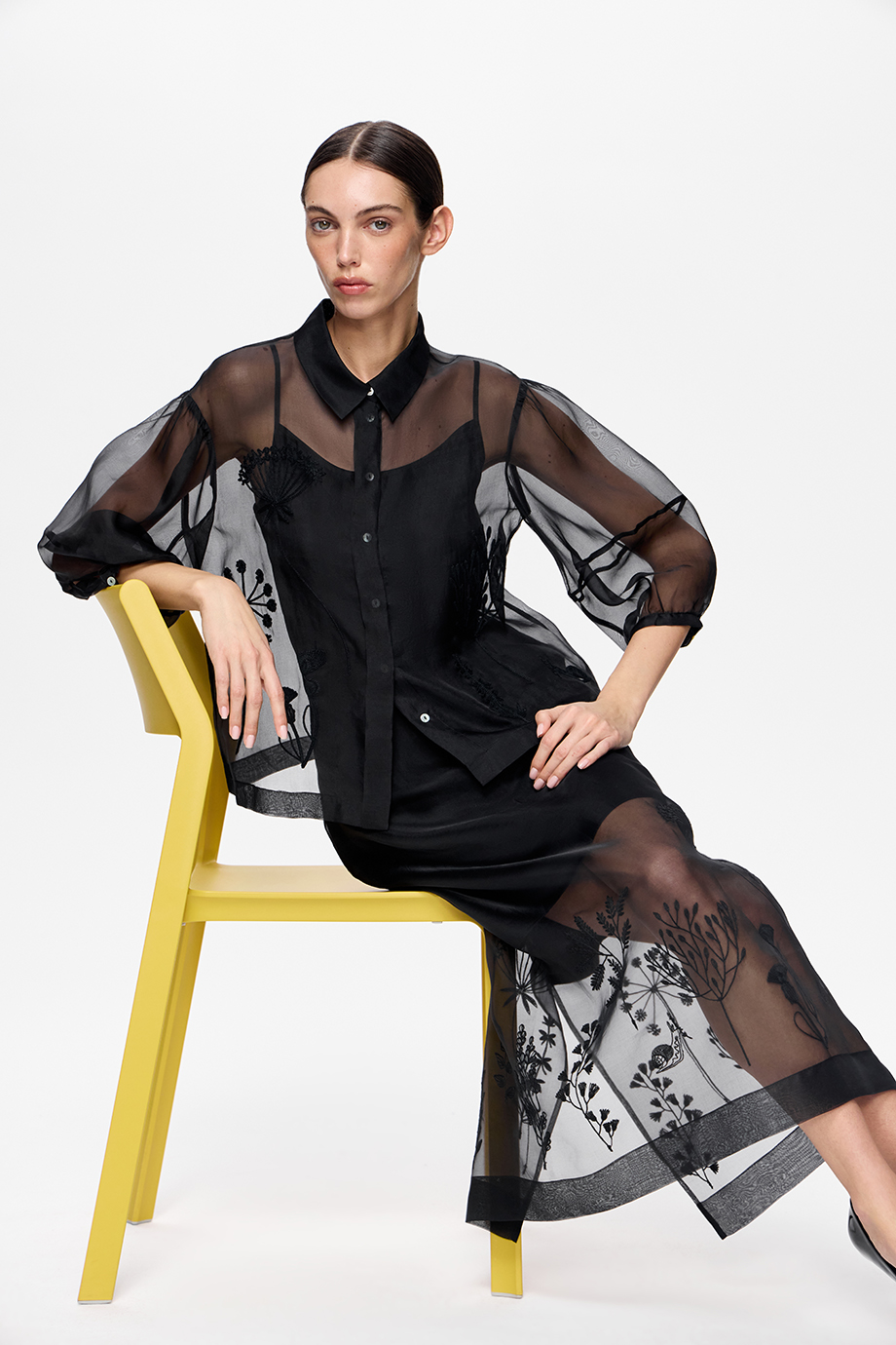 Блузка из шелковой органзы с вышивкой