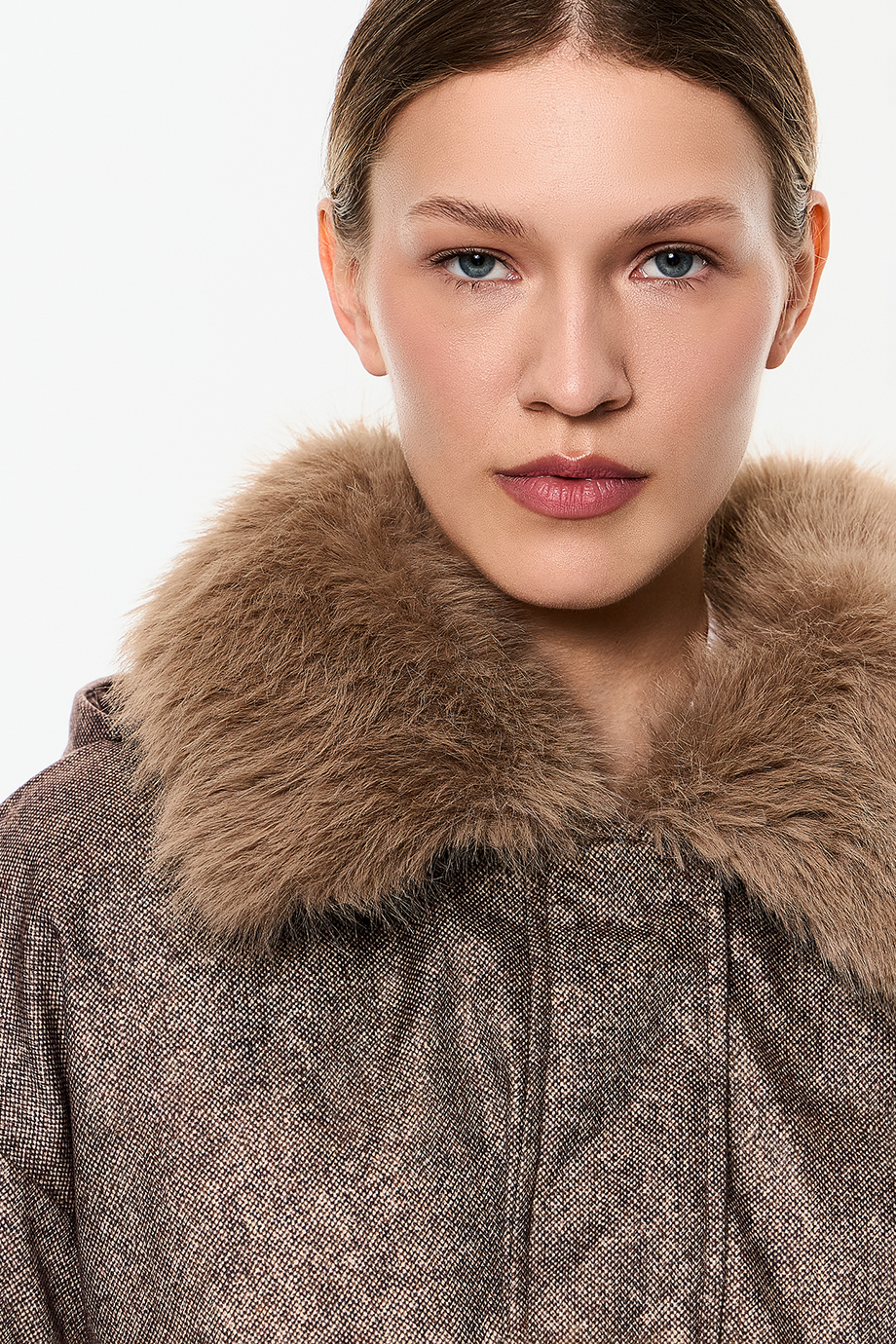 Куртка приталенная с меховым воротником