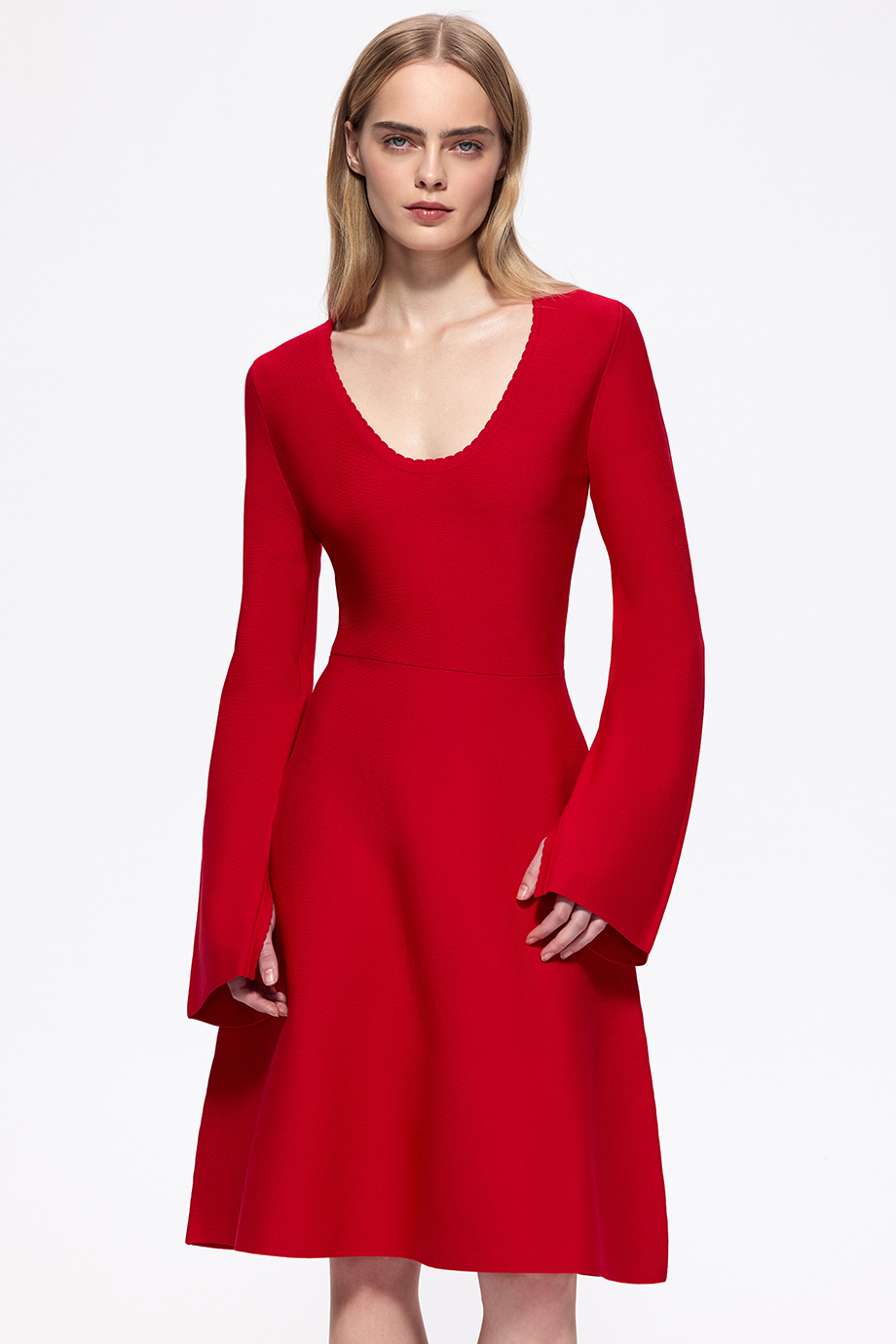 Платье вязаное с рукавом-клеш