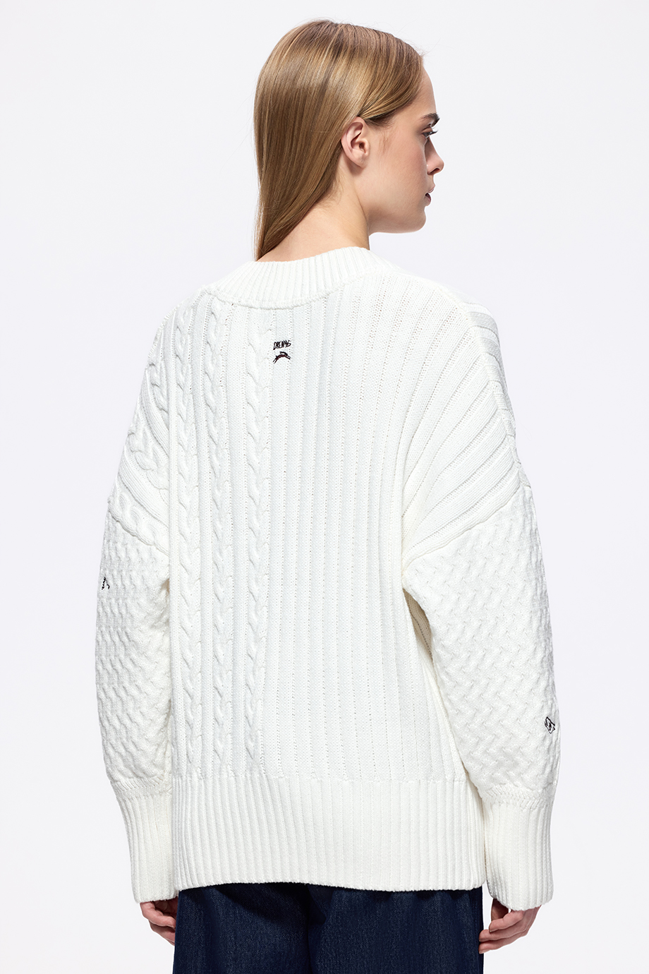 Джемпер с косами и вышивкой