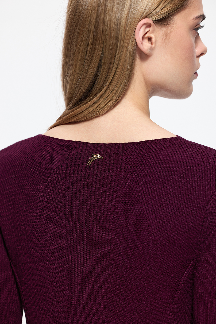 Вязаное расклешенное платье