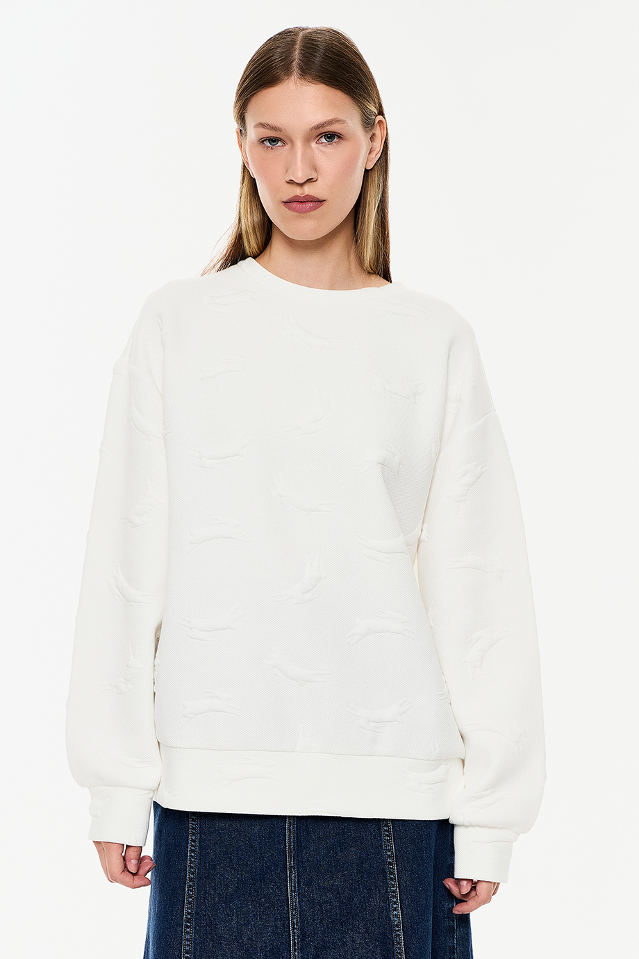 Свитшот с объемным лого-паттерном