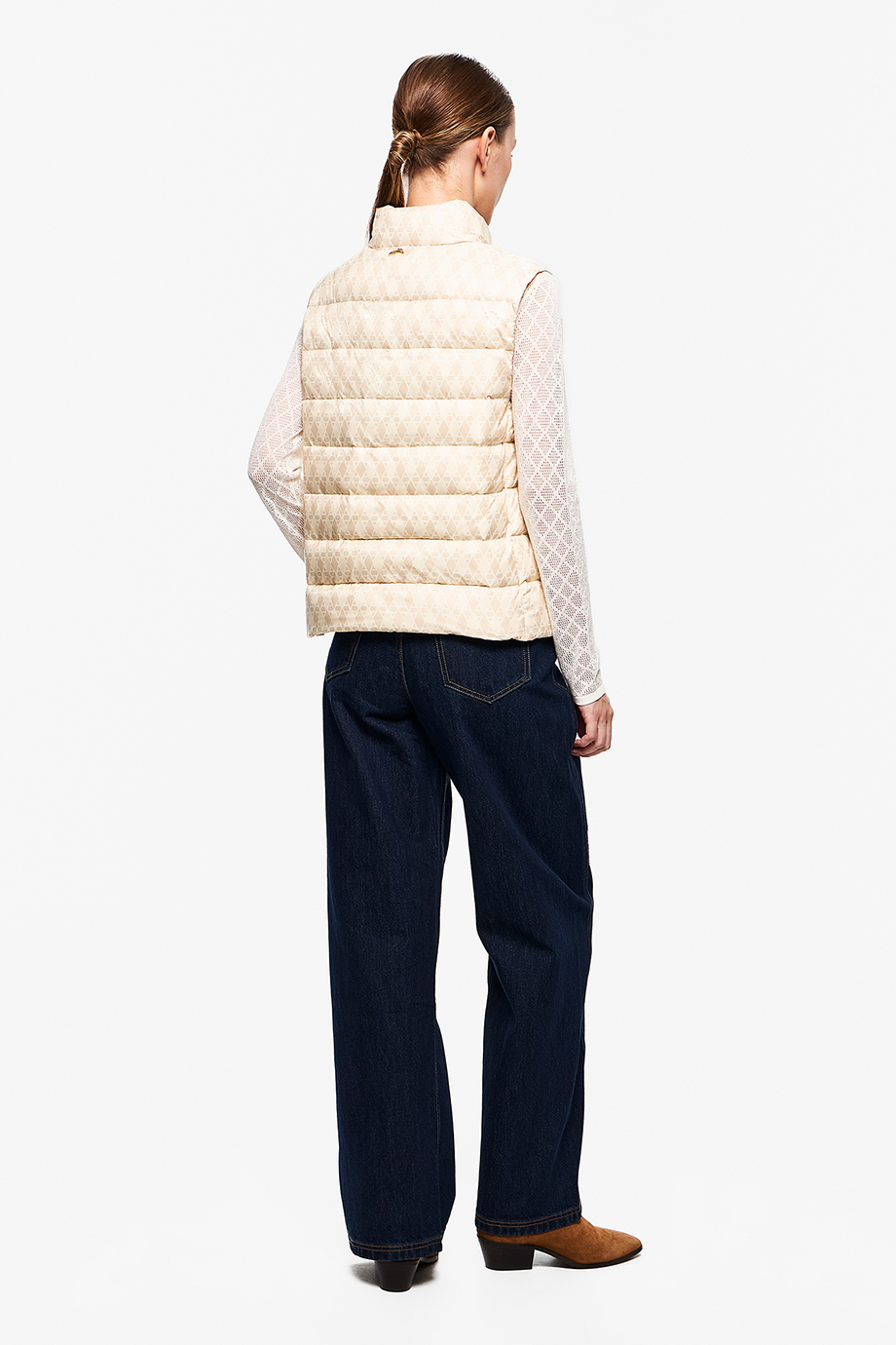 Жилет пуховый с принтом