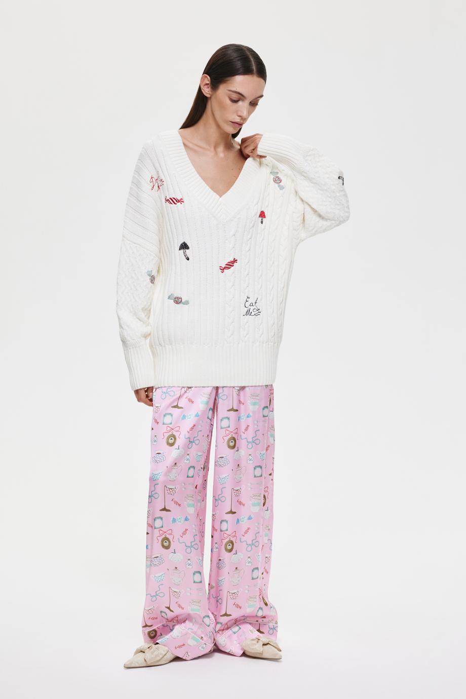 Джемпер с косами и вышивками