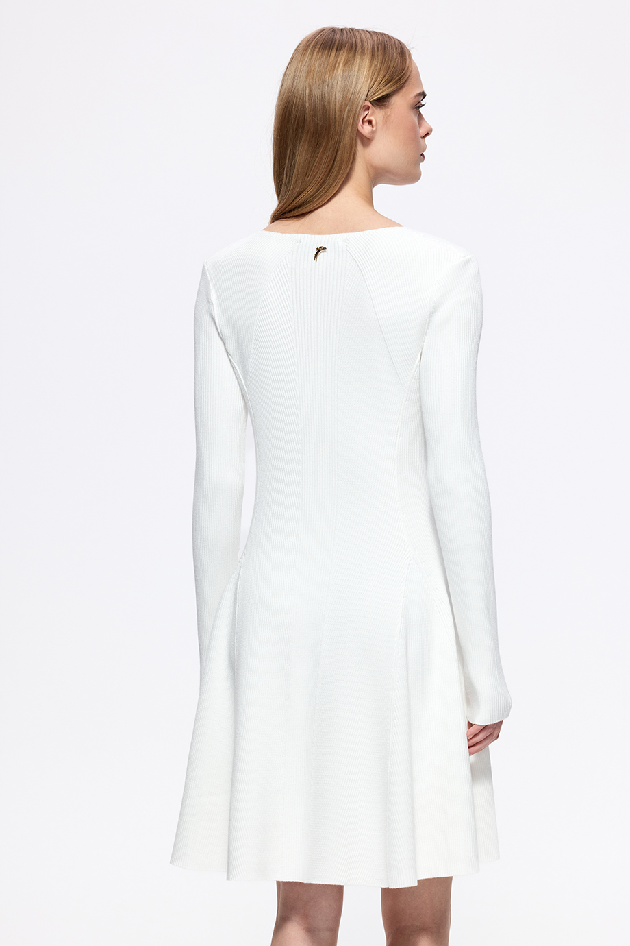 Вязаное расклешенное платье