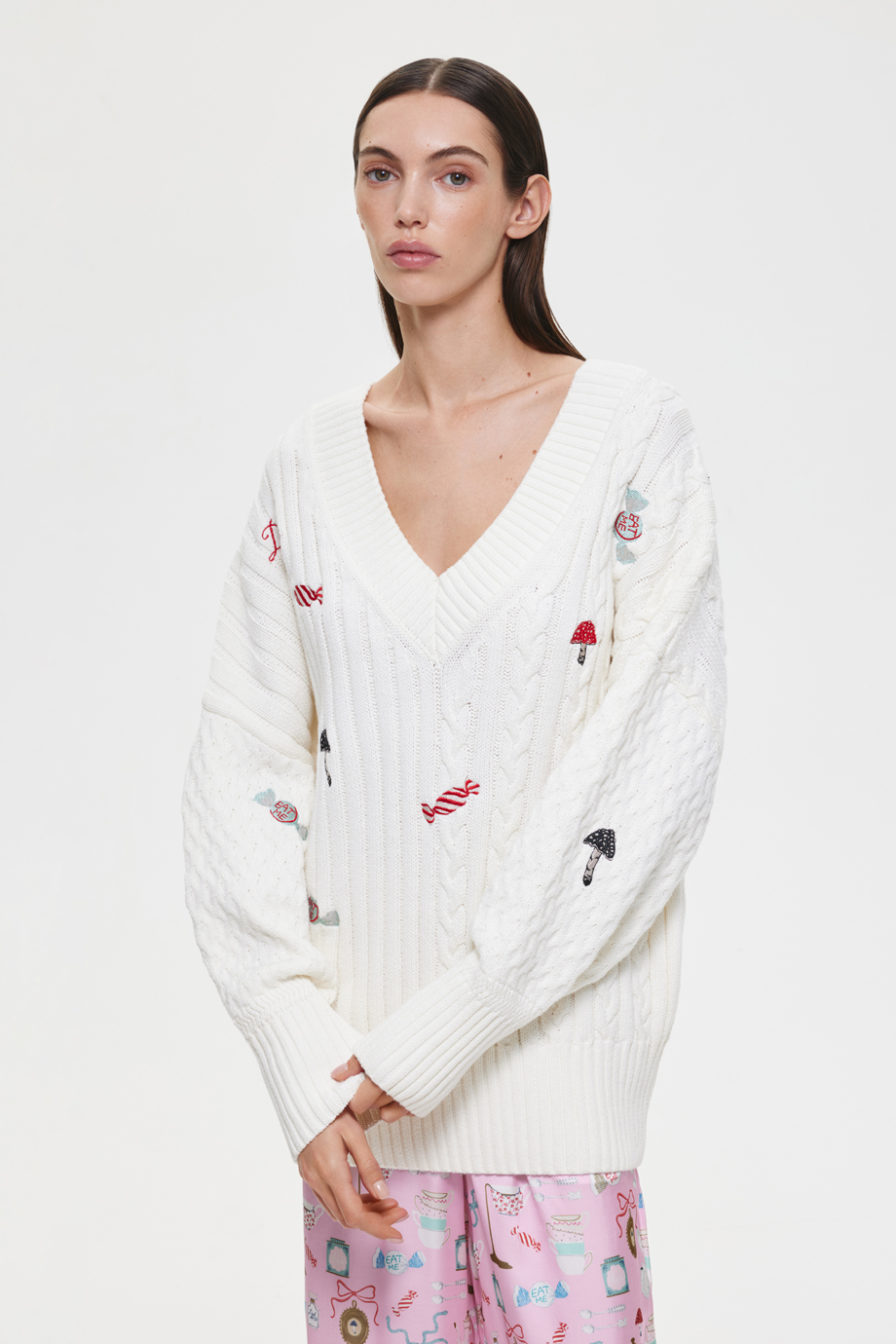 Джемпер с косами и вышивками Джемпер с косами и вышивками