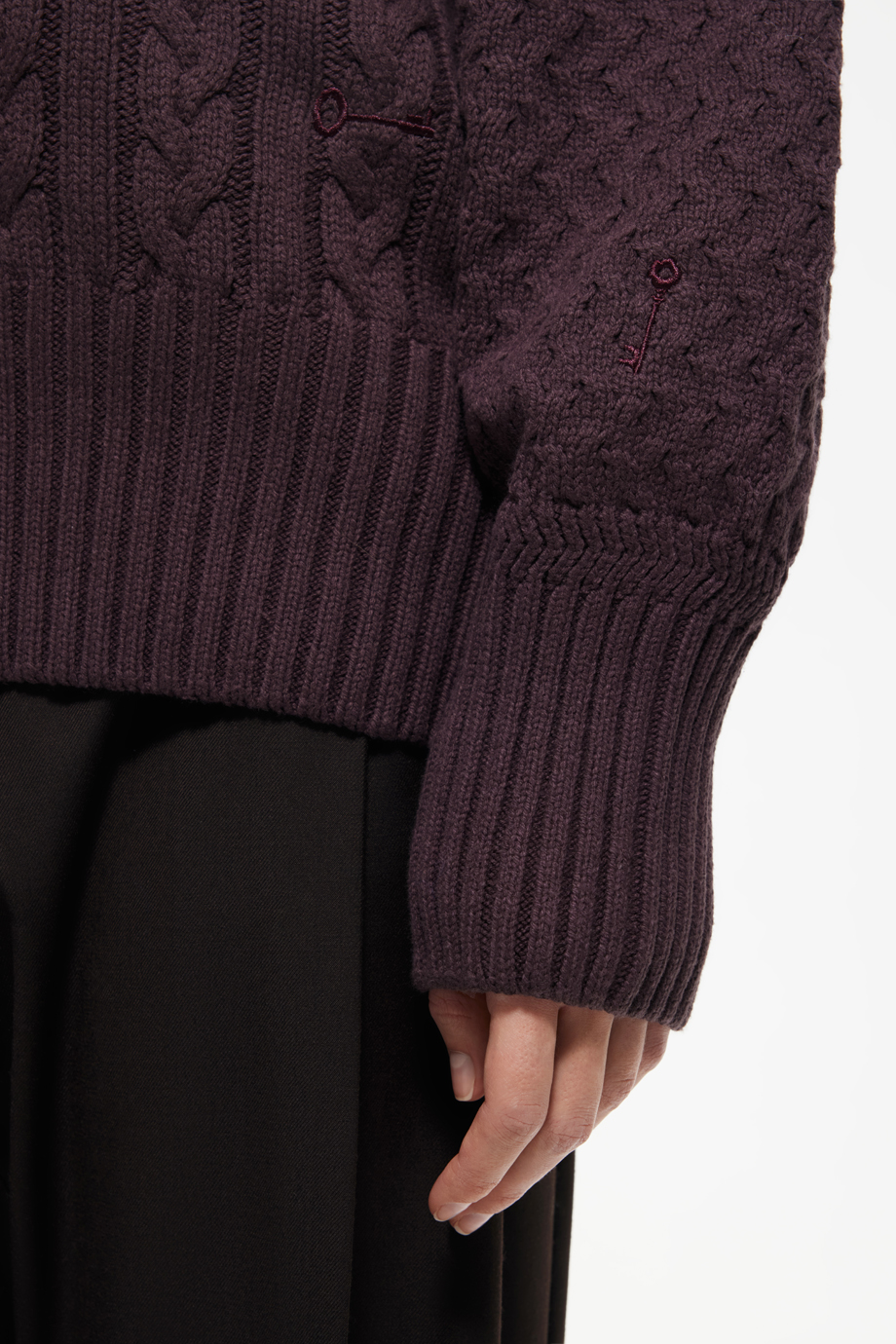 Джемпер с косами и вышивками