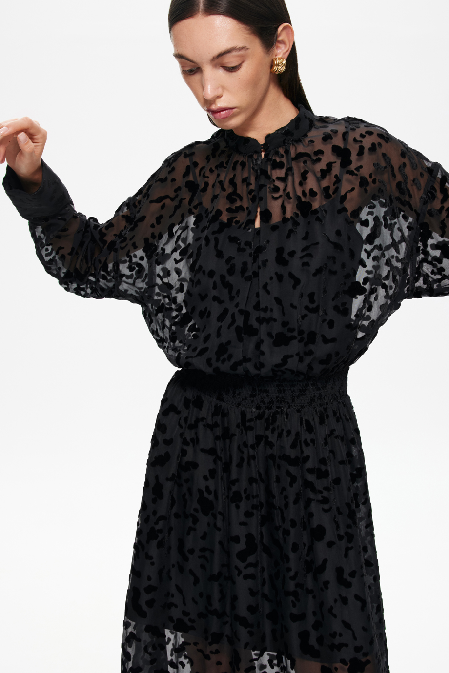 Платье из деворе с поясом-резинкой